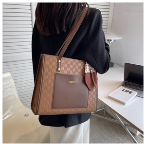 Détail du sac cabas à carreaux avec foulard en soie et poche en cuir sur bandoulière