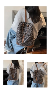 Detail eines Leoparden-Rucksacks mit Kordelzug und Lederquaste am Modell getragen