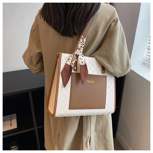 Détail du grand sac cabas à carreaux blancs avec poche marron et foulard animalier chic