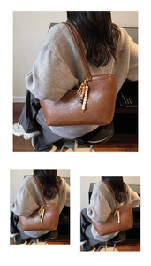 Détail du grand sac cabas marron vintage avec pompon en perles ethniques et lettrage doré