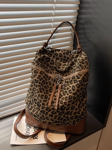 Großer Rucksack aus Canvas mit Leopardenmuster, braunem Lederbesatz und Ring-Reißverschluss
