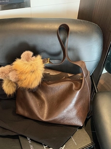 Vintage Large Capacity PU Leather Tote Bag For Women Hobo Shoulder Bag with Plush Pendant Commuting Crossbody Bag
