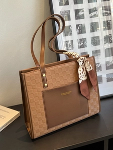 Sac cabas à carreaux marron avec foulard en soie et détails de rivets dorés élégants