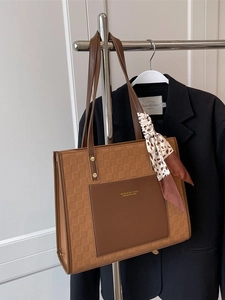 Sac cabas marron en similicuir à carreaux avec foulard suspendu avec veste