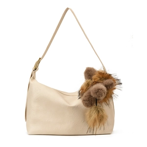 Borsa hobo minimalista bianco crema con ciondolo in peluche e fibbie in metallo oro