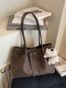 Vintage brown large capacity tote bag in matte leather with stylish plush dog keychain