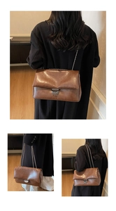 Detailansicht der großen braunen Kunstledertasche mit Silberkette und Metallverschluss