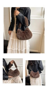 Détail du sac hobo en peluche marron avec clous étoiles et chaîne en argent pour l'automne