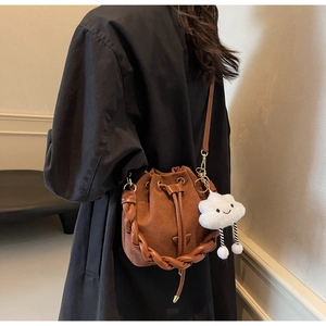 Sac seau en daim marron avec poignée tressée et charmant pendentif nuage