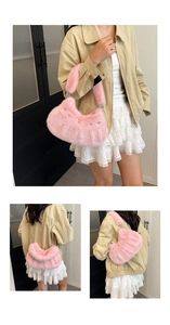 Détail du sac croissant en fausse fourrure rose avec étoiles et bandoulière chaîne