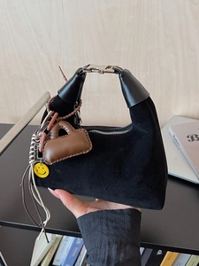 Damen Wildleder Hobo Tasche Mondförmige Schultertasche Mit Herzanhänger Und Dekofolgen Vintage Casual Einfarbige Handtasche Für Damen
