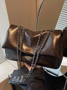 Große dunkelbraune Kunstledertasche mit Metallkette und silbernem Verschlussdetail