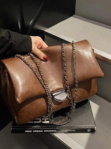 Braune große Schultertasche aus Leder mit silbernem Verschluss und Kettenriemen für Damen