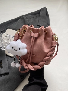 Sac Seau en Cuir PU Dépoli Rétro pour Femmes Poignée Tressée Sac Bandoulière Cordon de Serrage Avec Pendentif Nuage en Peluche