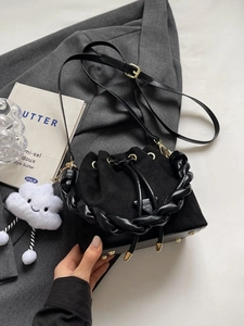 Sac seau noir mat rétro avec poignée tissée et pendentif nuage en peluche femme