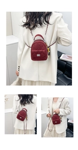 Détail du mini sac à dos matelassé bordeaux en velours avec bandoulière à chaîne