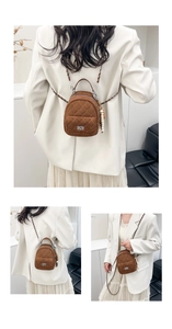 Détail macro du mini sac à dos matelassé marron avec fermoir rotatif en métal