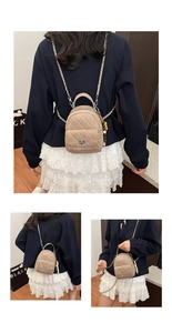 Détail du mini sac à dos beige matelassé avec bandoulière chaîne et finition élégante