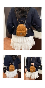 Mini sac à dos marron matelassé avec chaîne en métal et détail de pompon