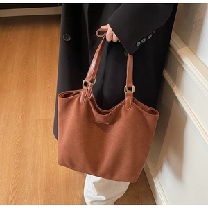 Brown faux suede tote bag with large capacity and elegant gold metal bar details