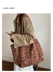 Vue détaillée d'un grand sac cabas à imprimé léopard porté avec une veste en daim d'automne
