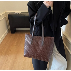 Détail du sac cabas tressé marron foncé avec un design rectangulaire spacieux