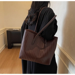 Détail du grand sac cabas tressé marron foncé avec bandoulière et grande contenance