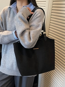 Minimalist black large capacity shoulder tote bag with gold metal buckle for women