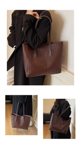 Gros plan sur la texture en cuir tressé marron d'un grand sac cabas vintage chic