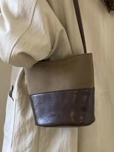 Sac seau rétro en daim kaki et cuir marron avec logo de marque et fine bandoulière