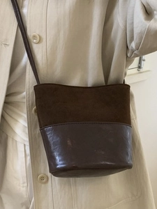 Sac seau rétro marron foncé avec mix de textures et fine bandoulière pour le quotidien