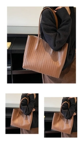 Détail de la texture en cuir tressé marron sur un grand sac cabas pour femme