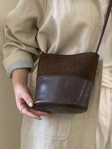 Sac seau vintage marron pour femme avec empiècements en daim et lettrage romantique