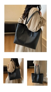 Détail du grand sac cabas noir tressé avec texture intrecciato classique de luxe