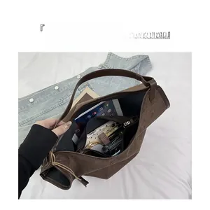 Vue détaillée du grand sac fourre-tout en daim marron avec compartiments de rangement internes