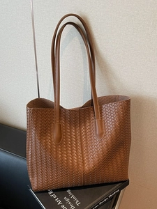 Grand sac cabas tressé marron foncé pour femme avec longues anses style mode 2025