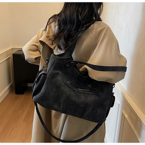 Détail du grand sac cabas en daim rétro avec poches zippées et bandoulière réglable pratique