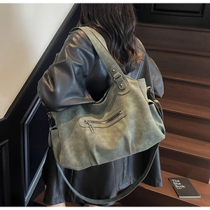 Détail du grand sac cabas vintage vert mat avec poches latérales et bandoulière réglable