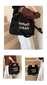Détail du sac fourre-tout matelassé noir avec cordon de serrage et logo imprimé