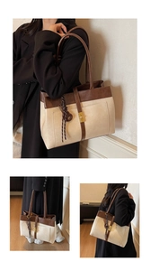 Vue détaillée du sac cabas beige avec bandoulières marron foncé et boucle dorée