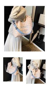 Détail du sac cabas matelassé rose avec broderie bleue et bandoulière réglable
