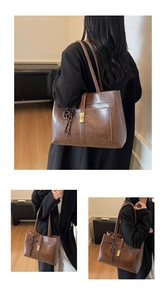 Vue triple d'un grand sac cabas vintage en cuir marron avec boucle en métal et breloque