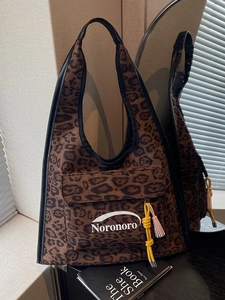 Borsa tote alla moda leopardata in tela con finiture in pelle e nappa colorata