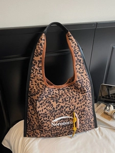 Grande borsa tote leopardata con tasca frontale e ciondoli con nappine colorate