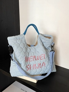 Sac cabas matelassé bleu clair avec broderie, grand sac à épaule pour les trajets quotidiens