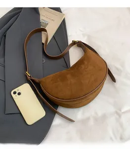 Detailansicht der großen braunen Wildleder-Hobo-Tasche mit verstellbarem Gurt und Handy