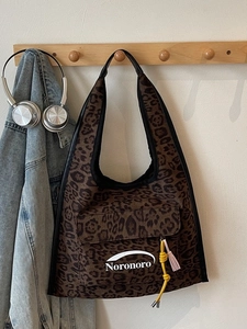 Grande borsa tote alla moda con stampa leopardata, tracolla e nappe decorative colorate