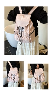 Détail du sac à dos en nylon rose clair avec fermeture à cordon et poches zippées noires