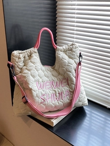 Sac fourre-tout matelassé beige avec poignées roses et broderie pour étudiantes