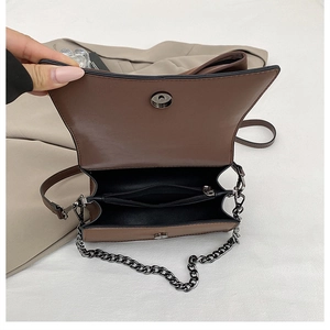 Détail de l'intérieur du sac marron café avec poche zippée et boucle métallique